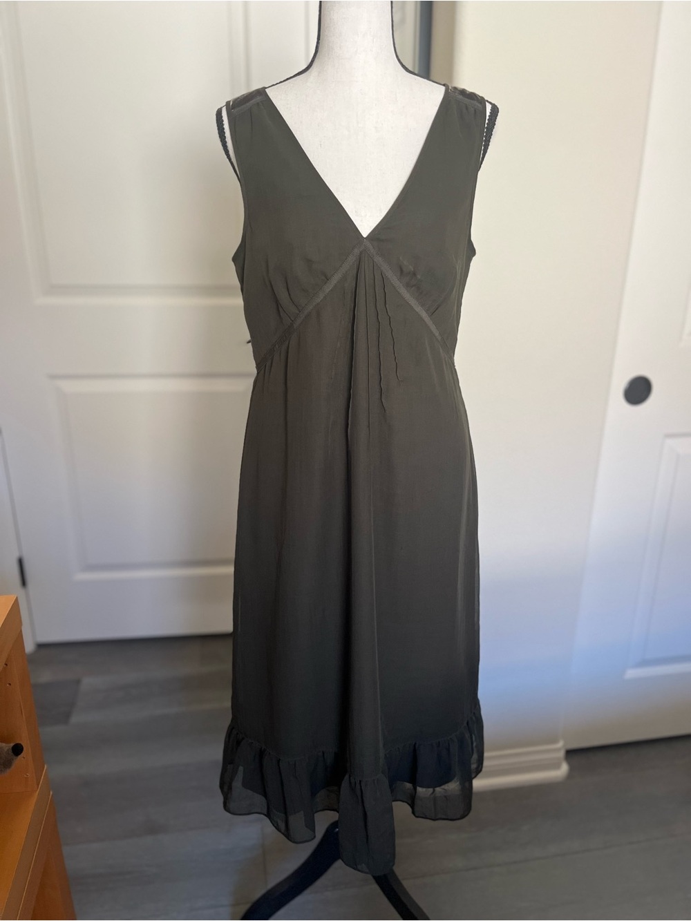 Banana Republic brown V-Neck Sleeveless Midi Dress size 6 - Picture 2 of 8